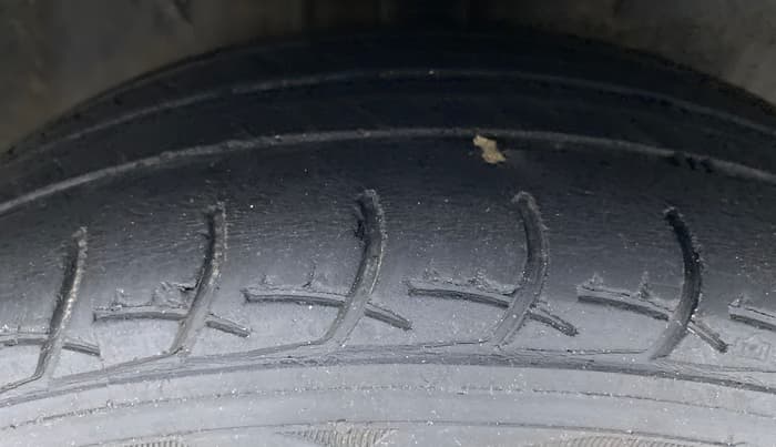 2015 Toyota Etios G, Petrol, Manual, 86,484 km, Right Front Tyre Tread
