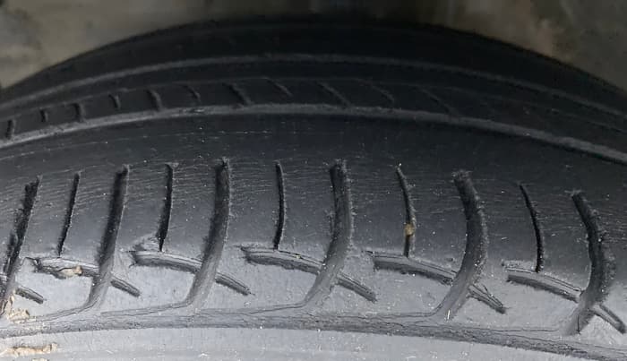 2015 Toyota Etios G, Petrol, Manual, 86,484 km, Left Front Tyre Tread