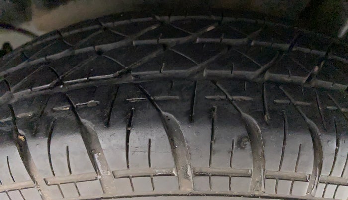 2014 Maruti Swift VXI D, Petrol, Manual, 48,495 km, Right Rear Tyre Tread