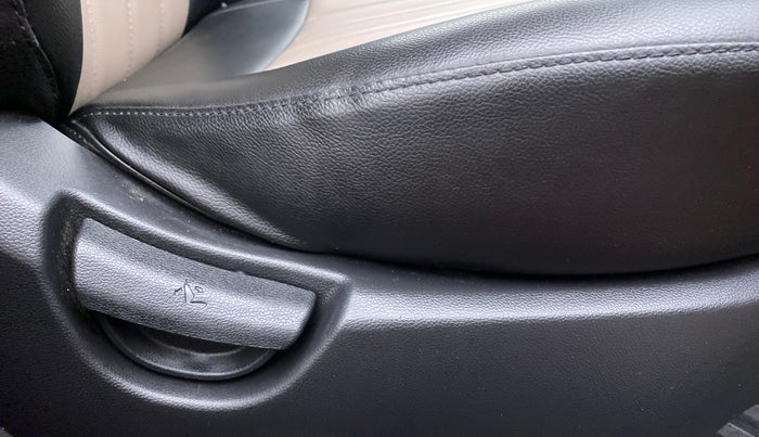 2019 Hyundai Grand i10 MAGNA 1.2 KAPPA VTVT, Petrol, Manual, 21,826 km, Driver Side Adjustment Panel