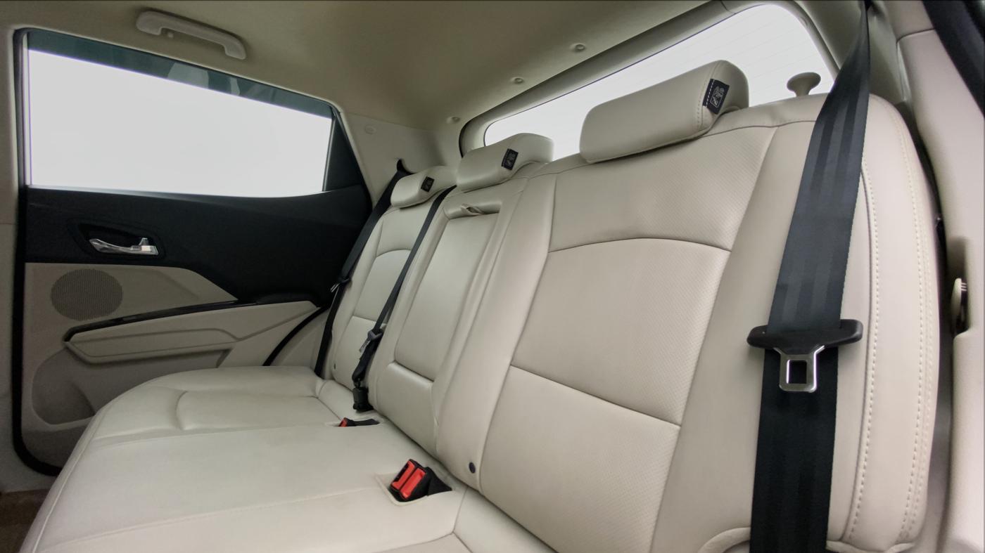 2020 Mahindra XUV300 W8 (O) DIESEL  AT, Diesel, Automatic, 27,041 km, Right Side Rear Door Cabin