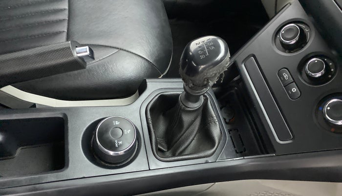 2018 Tata NEXON XE, Petrol, Manual, 31,014 km, Gear lever - Knob cover torn