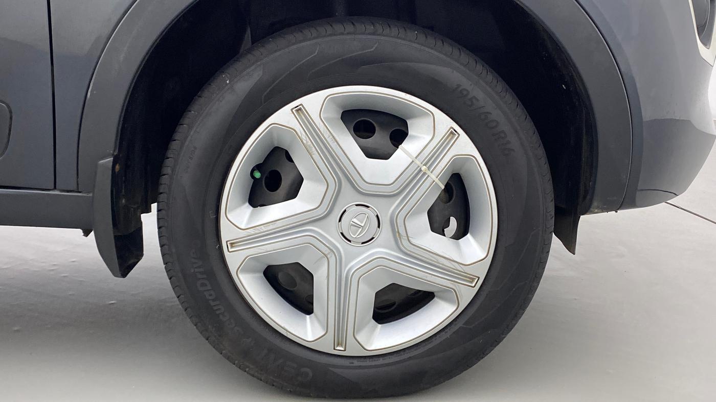 2018 Tata NEXON XE, Petrol, Manual, 31,014 km, Right Front Wheel