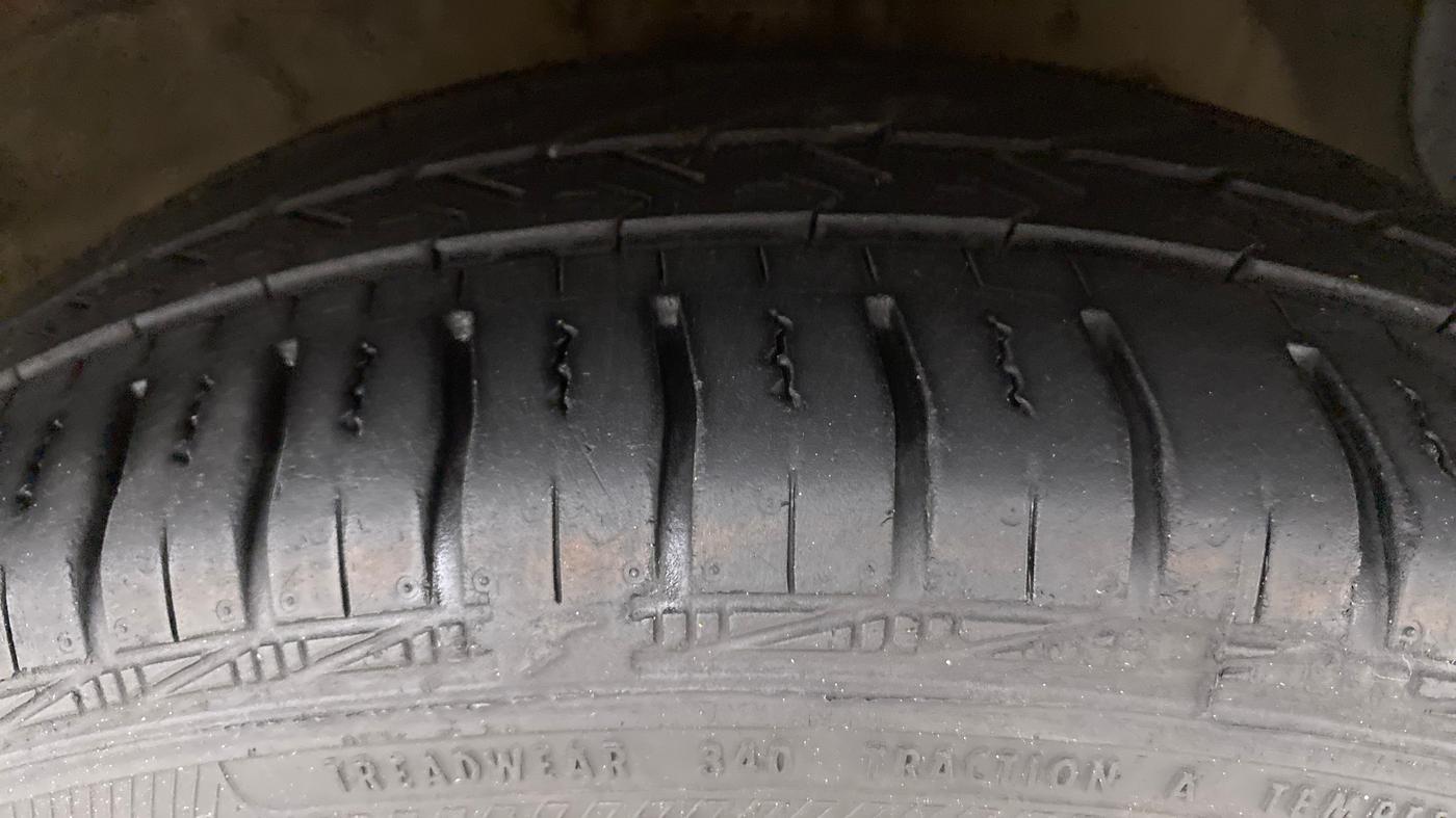 2017 Hyundai Grand i10 SPORTZ (O) 1.2 AT VTVT, Petrol, Automatic, 38,616 km, Right Front Tyre Tread