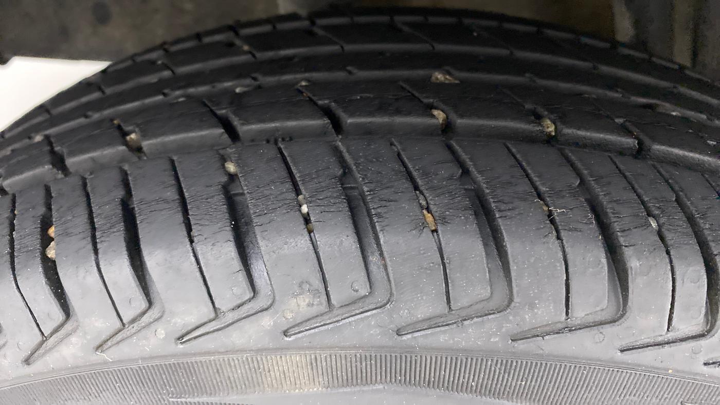2015 Renault Kwid RXT, Petrol, Manual, 32,853 km, Right Rear Tyre Tread