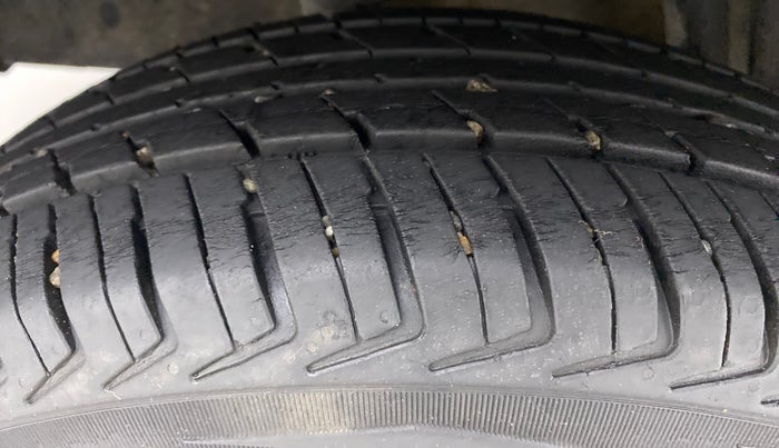 2015 Renault Kwid RXT, Petrol, Manual, 32,853 km, Right Rear Tyre Tread