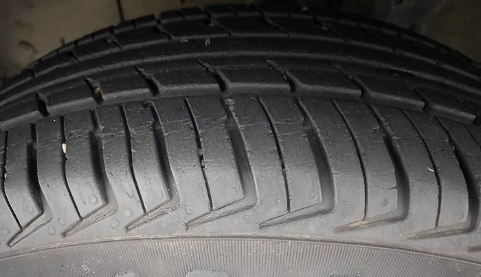 2015 Renault Kwid RXT, Petrol, Manual, 32,853 km, Left Front Tyre Tread