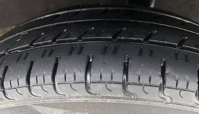2018 Renault Kwid RXT, Petrol, Manual, 27,544 km, Left Rear Tyre Tread