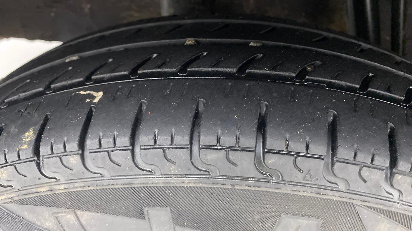 2018 Renault Kwid RXT, Petrol, Manual, 27,544 km, Right Rear Tyre Tread