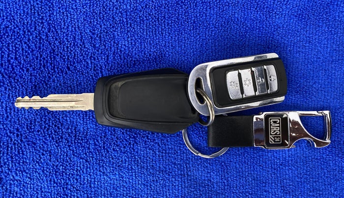 2017 Mahindra Kuv100 K4 6 STR, CNG, Manual, 58,450 km, Key Close Up