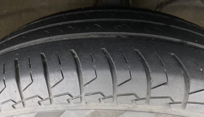 2021 Maruti Swift LXI, Petrol, Manual, 60,539 km, Right Front Tyre Tread