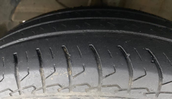 2021 Maruti Swift LXI, Petrol, Manual, 60,539 km, Left Front Tyre Tread