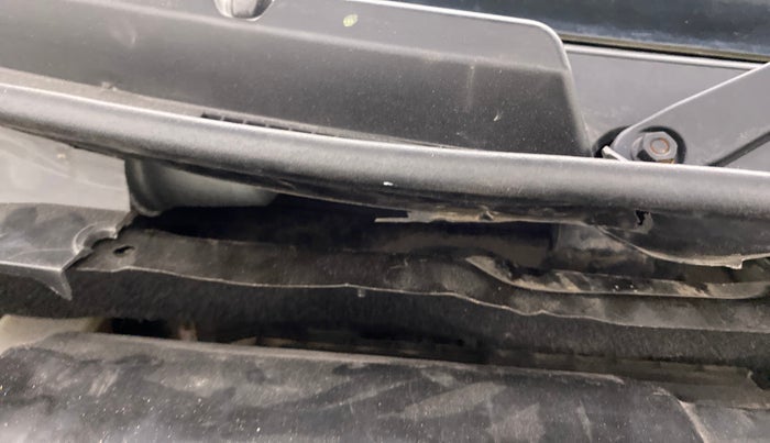 2021 Maruti Swift LXI, Petrol, Manual, 60,539 km, Bonnet (hood) - Cowl vent panel has minor damage