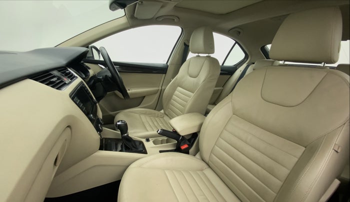 2016 Skoda Octavia 1.8 TSI STYLE PLUS AT, Petrol, Automatic, 68,281 km, Right Side Front Door Cabin