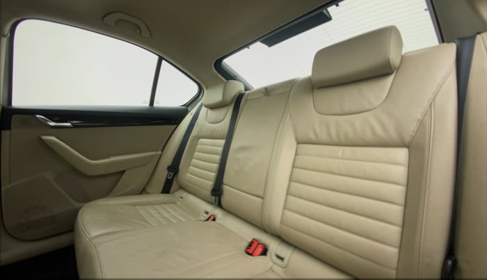 2016 Skoda Octavia 1.8 TSI STYLE PLUS AT, Petrol, Automatic, 68,281 km, Right Side Rear Door Cabin