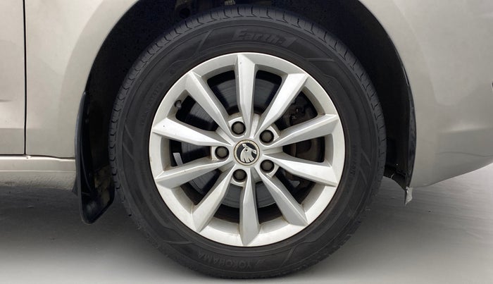 2016 Skoda Octavia 1.8 TSI STYLE PLUS AT, Petrol, Automatic, 68,281 km, Right Front Wheel