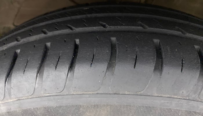 2018 Maruti Dzire VDI, Diesel, Manual, 69,613 km, Left Front Tyre Tread
