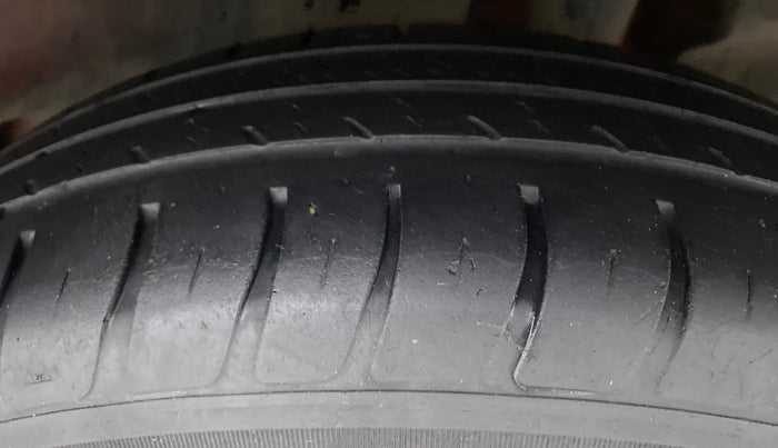 2018 Maruti Dzire VDI, Diesel, Manual, 69,613 km, Left Rear Tyre Tread