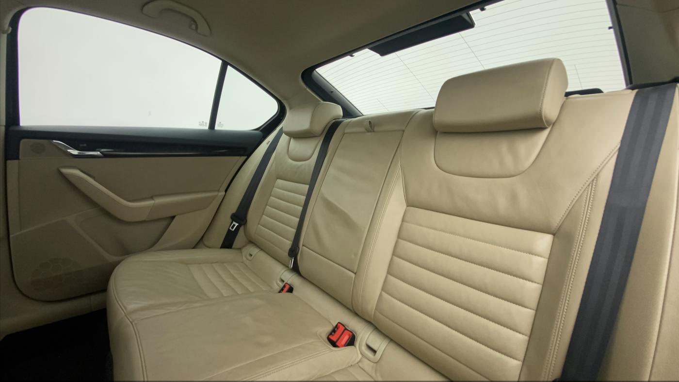 2016 Skoda Octavia 1.8 TSI STYLE PLUS AT, Petrol, Automatic, 59,671 km, Right Side Rear Door Cabin