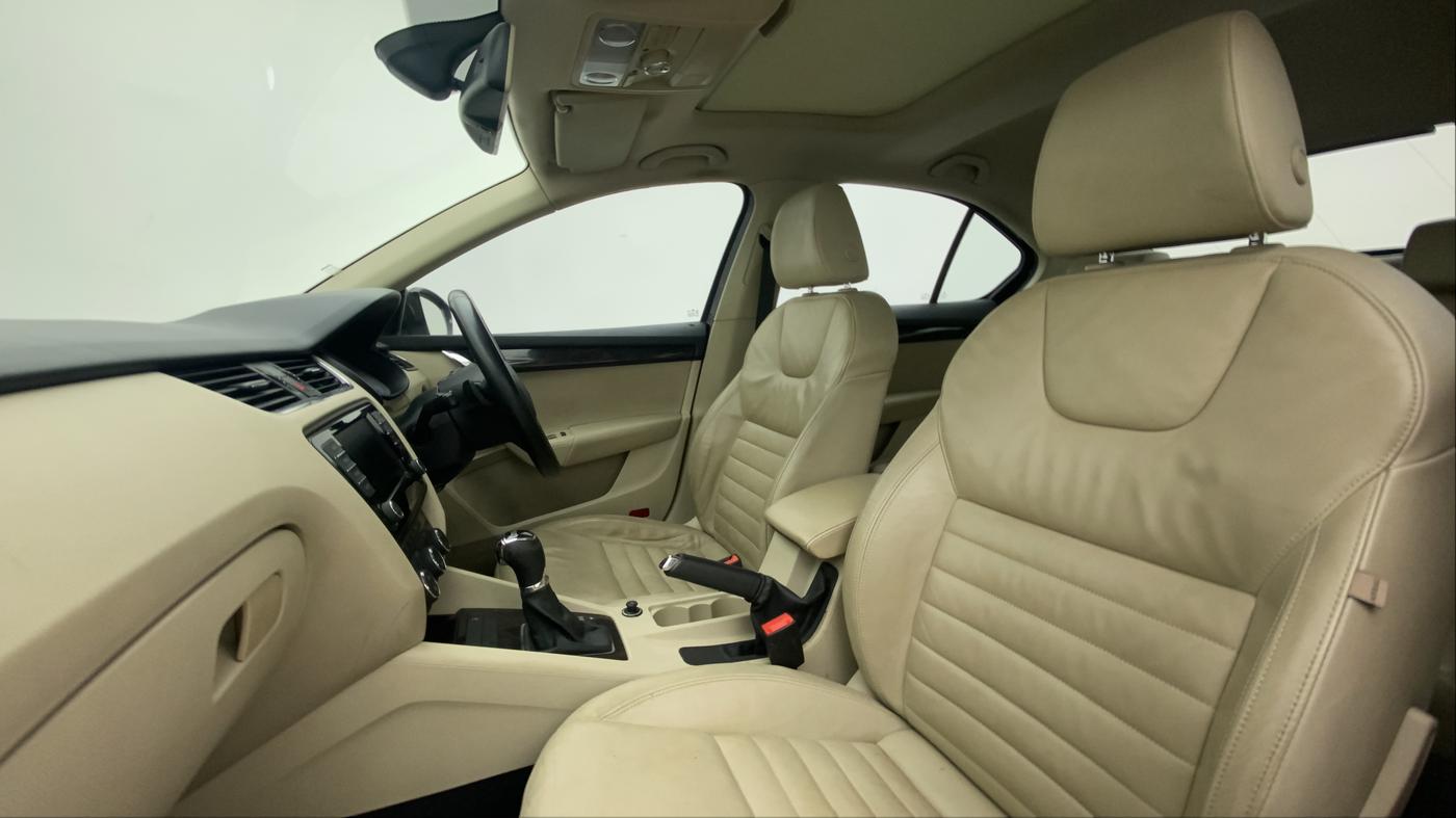 2016 Skoda Octavia 1.8 TSI STYLE PLUS AT, Petrol, Automatic, 59,671 km, Right Side Front Door Cabin