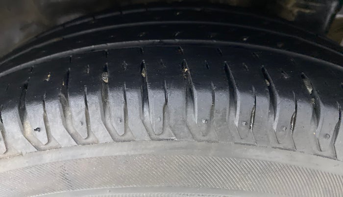 2018 Hyundai Eon MAGNA PLUS OPTIONAL, Petrol, Manual, 78,988 km, Left Rear Tyre Tread