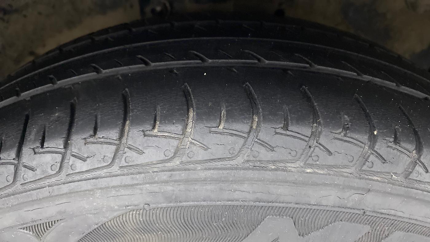 2018 Maruti Celerio VXI AMT (O), Petrol, Automatic, 33,769 km, Right Front Tyre Tread