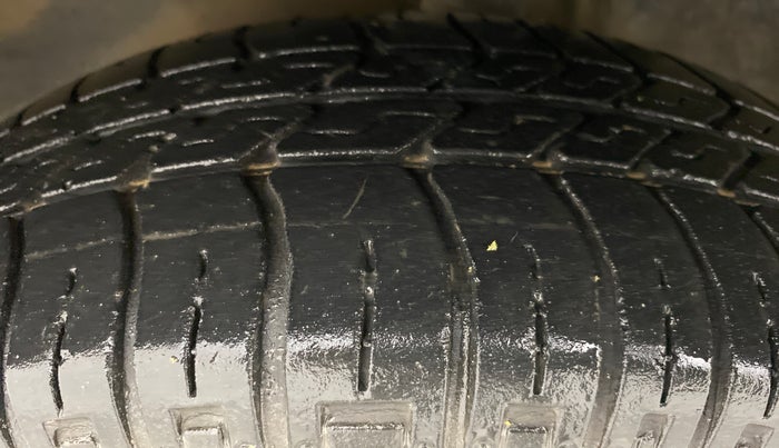 2009 Maruti Alto LXI, Petrol, Manual, 32,394 km, Left Front Tyre Tread