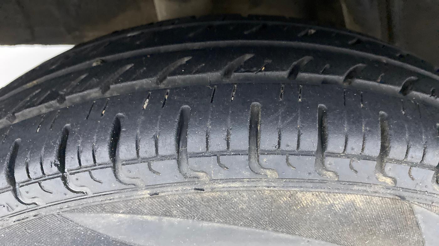 2018 Renault Kwid RXT 1.0 EASY-R AT OPTION, Petrol, Automatic, 28,355 km, Right Rear Tyre Tread