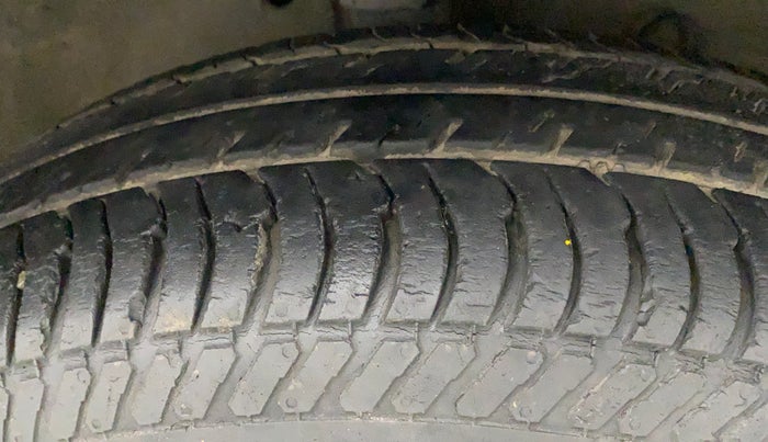 2015 Maruti Swift VXI, Petrol, Manual, 44,129 km, Right Front Tyre Tread