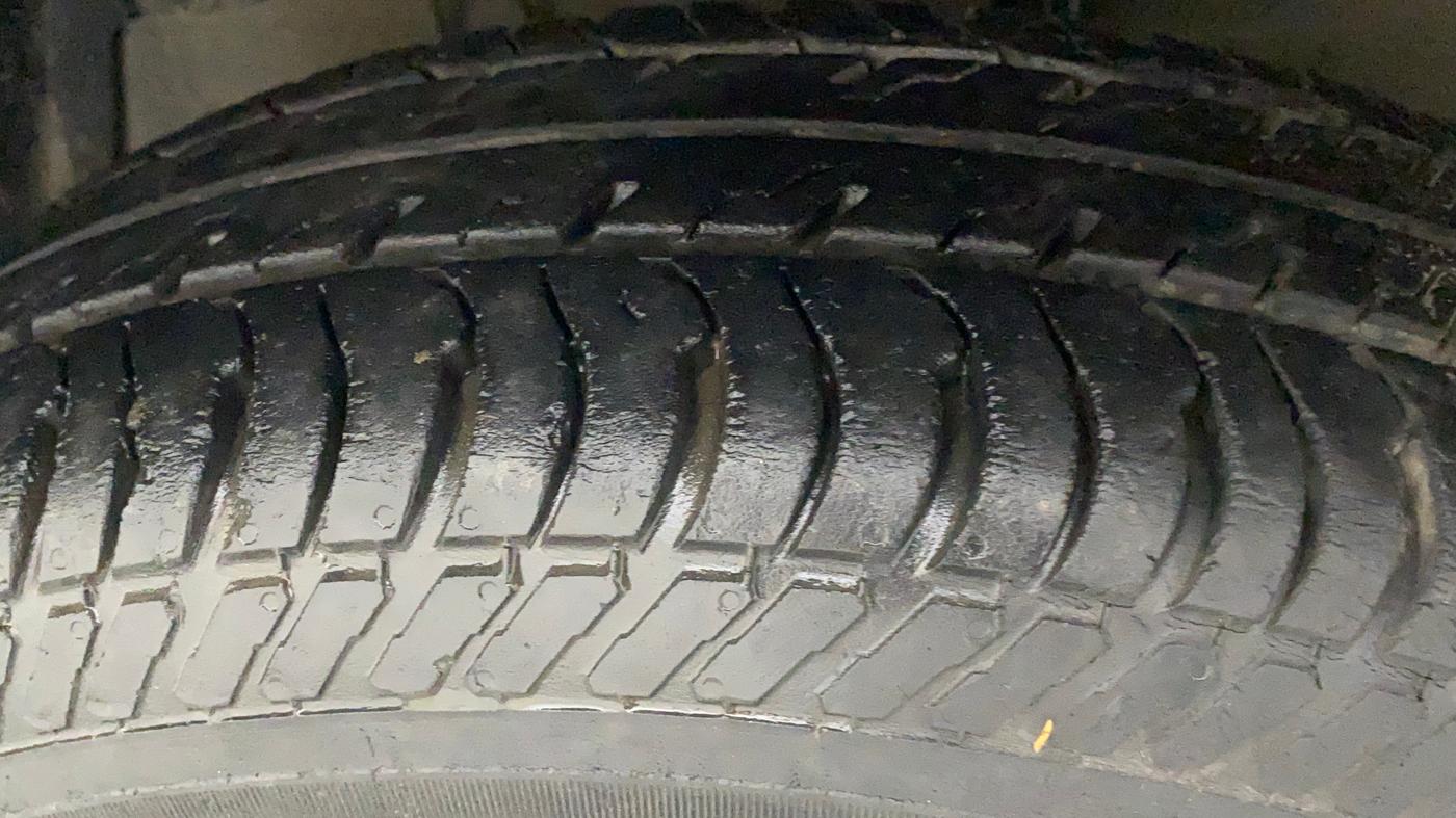 2015 Maruti Swift VXI, Petrol, Manual, 44,129 km, Right Rear Tyre Tread