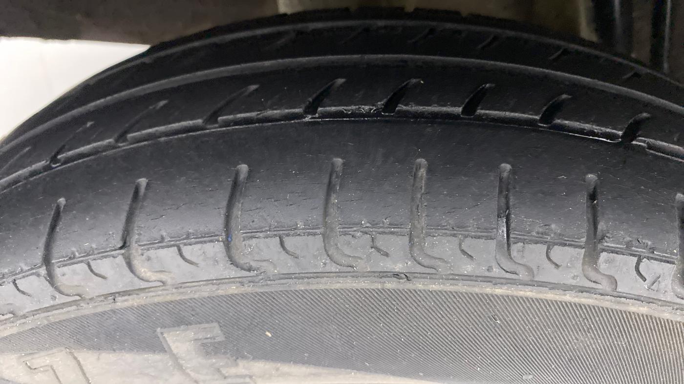 2016 Renault Kwid RXT, Petrol, Manual, 48,004 km, Right Rear Tyre Tread