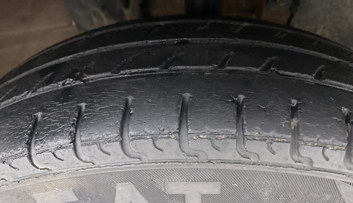 2016 Renault Kwid RXT, Petrol, Manual, 48,004 km, Right Front Tyre Tread