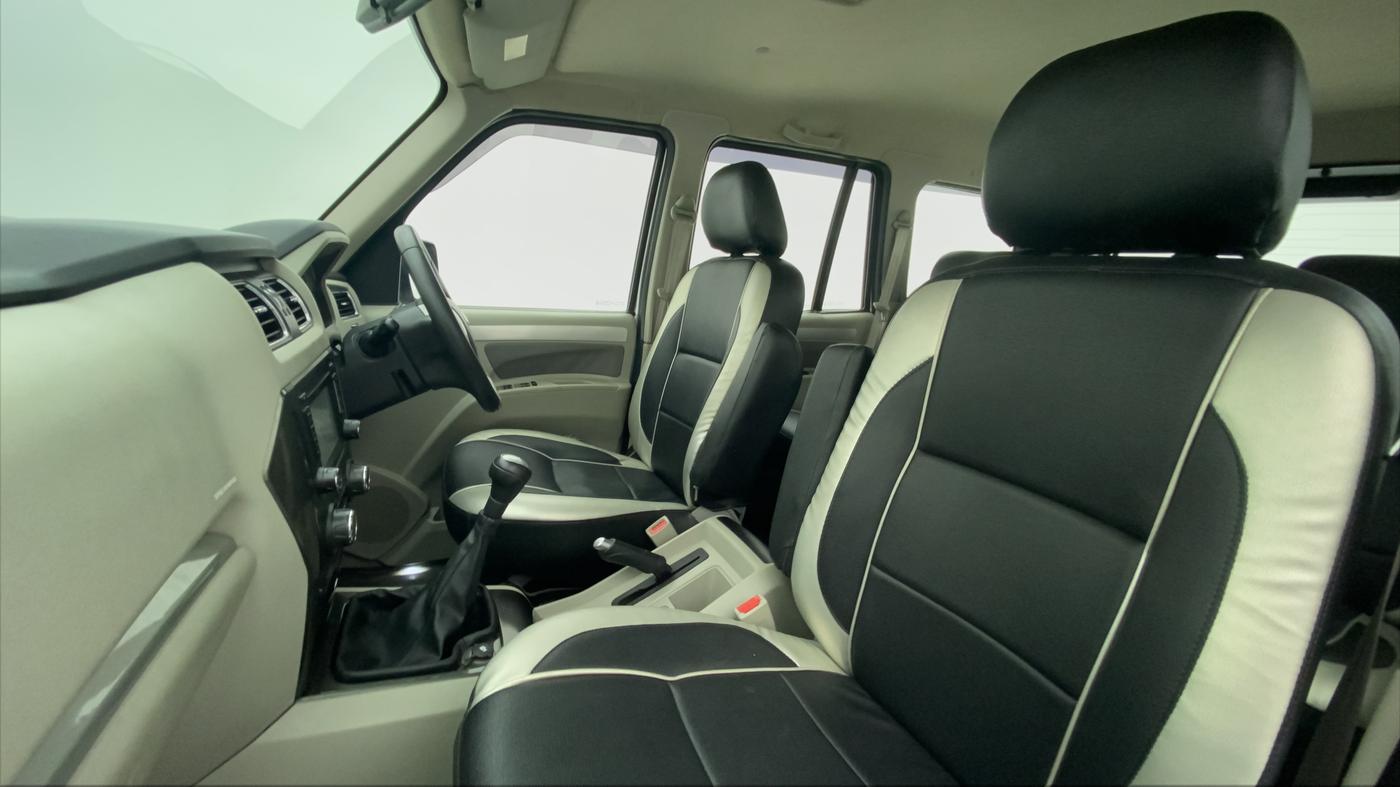 2017 Mahindra Scorpio S10 Intelli Hybrid 2WD, Diesel, Manual, 35,937 km, Right Side Front Door Cabin