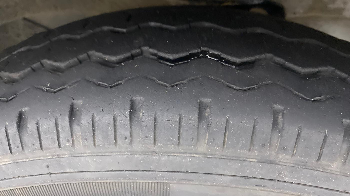 2020 Maruti Eeco 5 STR WITH A/C+HTR, Petrol, Manual, 24,287 km, Right Front Tyre Tread