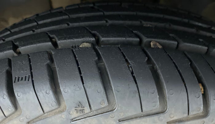 2017 Renault Kwid RXT 1.0 EASY-R AT OPTION, Petrol, Automatic, 19,900 km, Left Front Tyre Tread