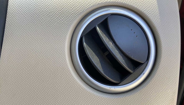 2018 Maruti Wagon R 1.0 VXI, Petrol, Manual, 26,380 km, AC Unit - Front vent has minor damage