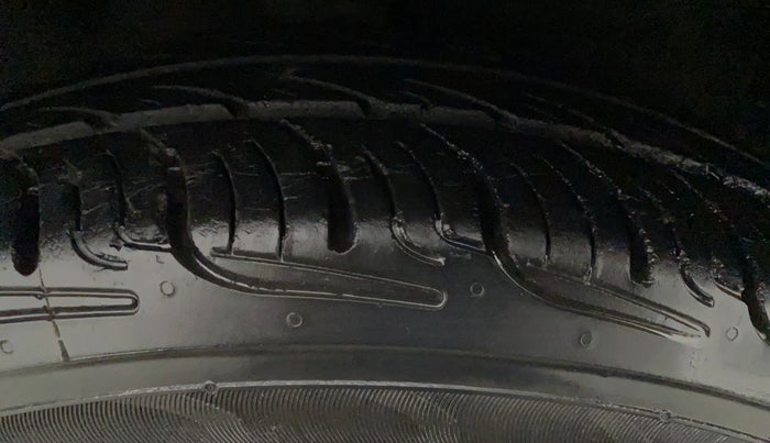 2011 Hyundai i10 MAGNA 1.2, Petrol, Manual, 48,025 km, Right Front Tyre Tread
