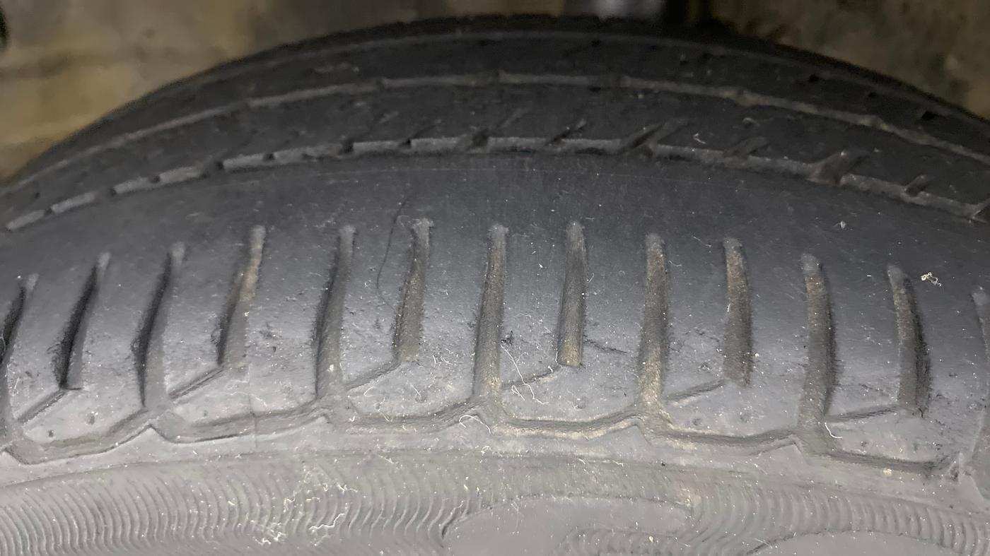 2010 Maruti Wagon R 1.0 VXI, Petrol, Manual, 45,995 km, Left Front Tyre Tread