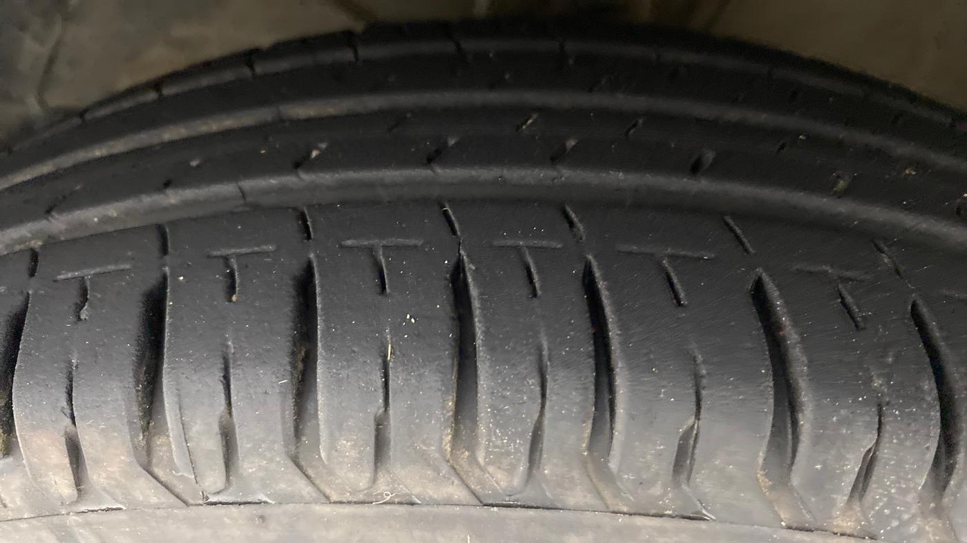 2020 Maruti Dzire LXI, Petrol, Manual, 12,880 km, Left Front Tyre Tread
