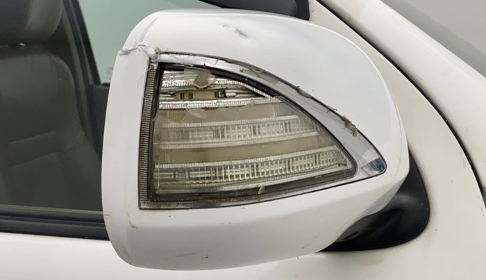 2010 Toyota Fortuner 3.0 4X4 MT, Diesel, Manual, 1,18,533 km, Right rear-view mirror - Cover has minor damage
