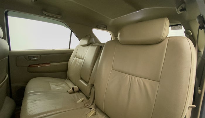 2010 Toyota Fortuner 3.0 4X4 MT, Diesel, Manual, 1,18,533 km, Right Side Rear Door Cabin