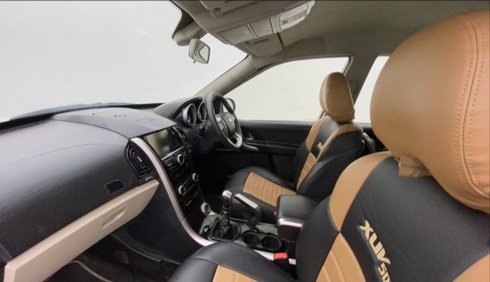 2018 Mahindra XUV500 W7, Diesel, Manual, 67,379 km, Right Side Front Door Cabin