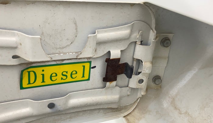 2018 Mahindra XUV500 W7, Diesel, Manual, 67,379 km, Left quarter panel - Fuel lid lock has slight discoloration