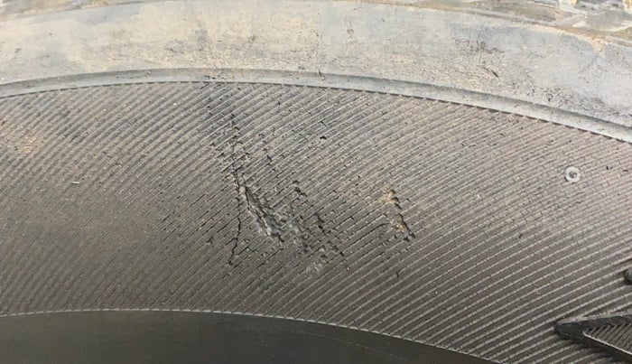 2018 Mahindra XUV500 W7, Diesel, Manual, 67,379 km, Left front tyre - Minor crack