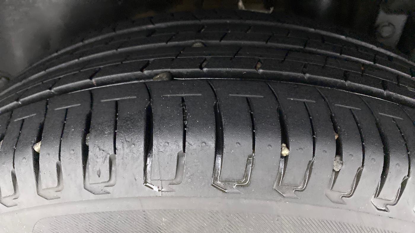 2015 Maruti Swift ZXI, Petrol, Manual, 57,817 km, Left Rear Tyre Tread