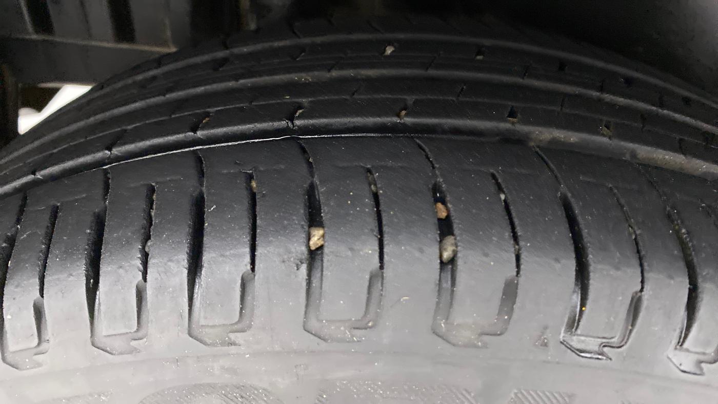 2015 Maruti Swift ZXI, Petrol, Manual, 57,817 km, Right Rear Tyre Tread