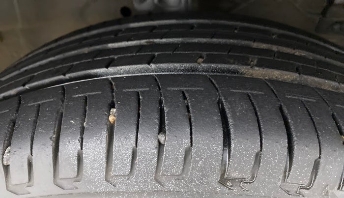 2015 Maruti Swift ZXI, Petrol, Manual, 57,817 km, Right Front Tyre Tread