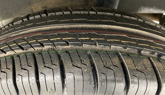 2016 Renault Kwid RXT, Petrol, Manual, 56,973 km, Left Rear Tyre Tread