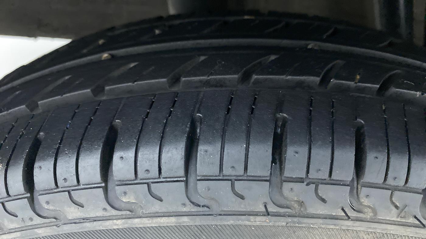 2017 Renault Kwid RXT 1.0 EASY-R  AT, Petrol, Automatic, 17,704 km, Right Rear Tyre Tread