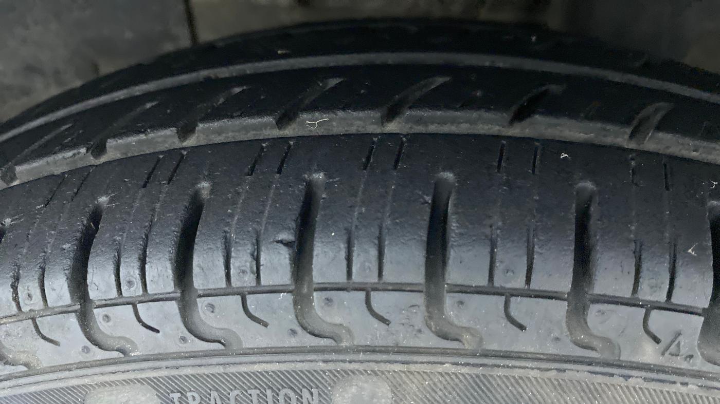 2017 Renault Kwid RXT 1.0 EASY-R  AT, Petrol, Automatic, 17,704 km, Left Front Tyre Tread